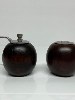🔥 Wood Salt and Pepper Shaker Set